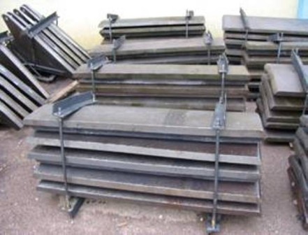 Wear resistant baffle